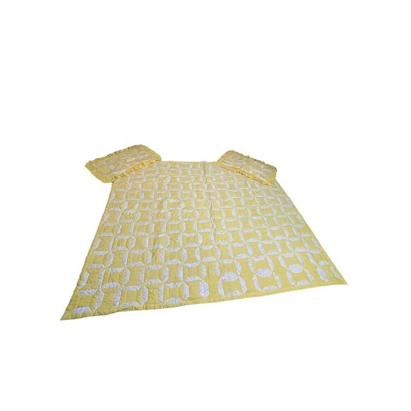 Stunning Sunny Yellow and White handmade Quilted Blanket & Shams Twin / Daybed - Picture 15 of 16